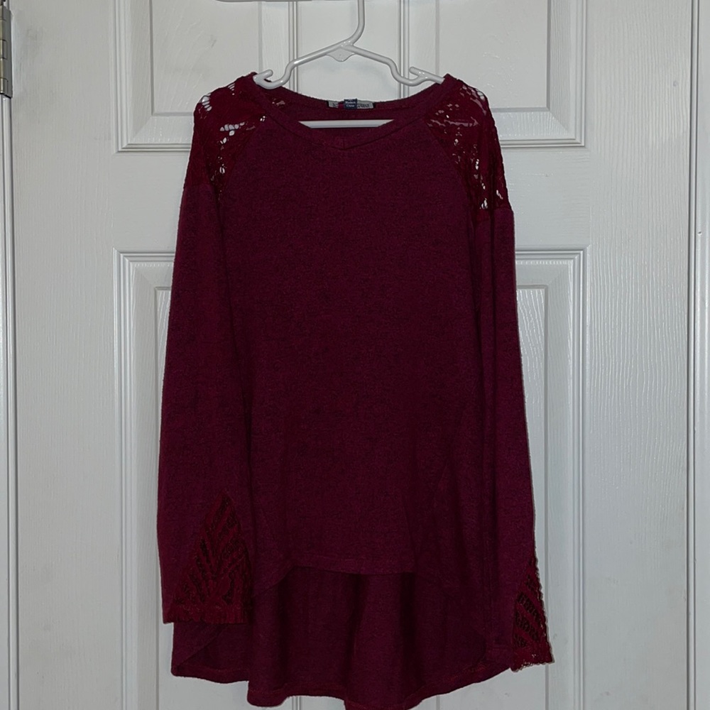 Sweet hi-lo sweater w/ adorable crochet accents